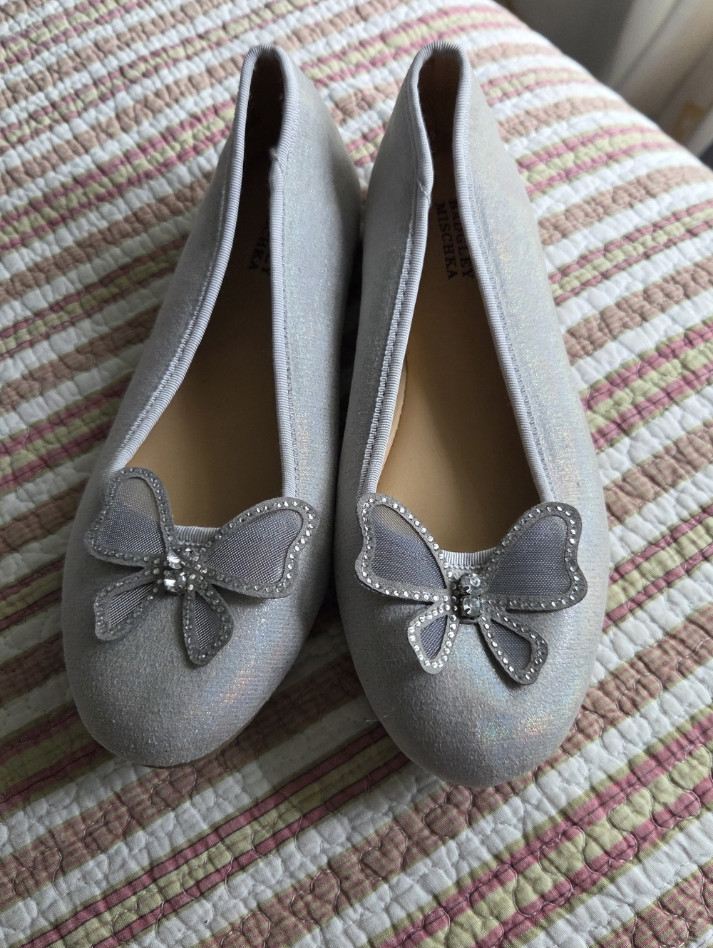 Badgley Mischka Iridescent Silver Ballet Flats with Bow Accents Amberwingy
